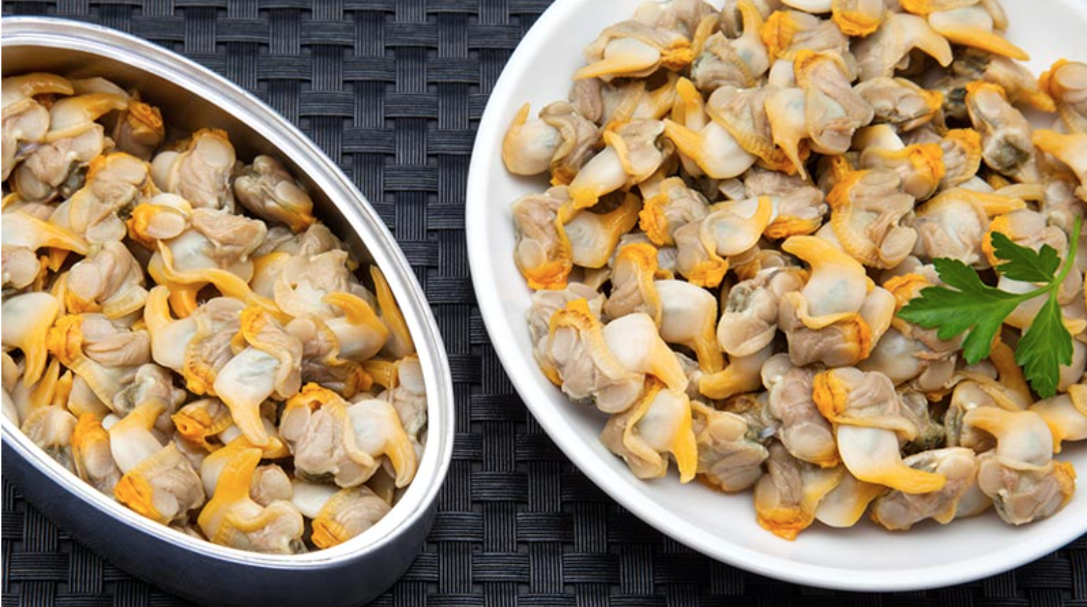 Ensalada Mediterránea con berberechos en conserva y melón tamaño puño.